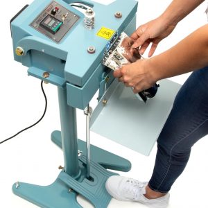 4. Selladora electromagnética semiautomática industrial. Precio: S/ 2900 __________________ (Haga click AQUÍ para ver el video, ficha técnica y precios) __________________